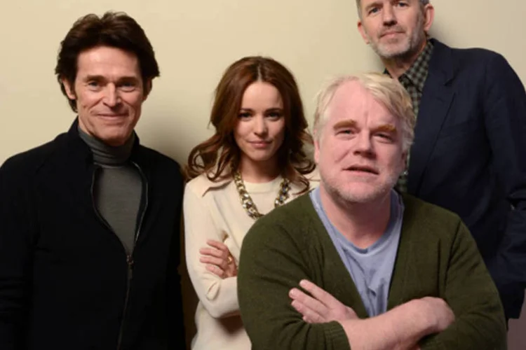 Atores Willem Dafoe, Rachel McAdams e Philip Seymour Hoffman com o diretor Anton Corbijn, em uma foto de janeiro deste ano (Larry Busacca/Getty Images)