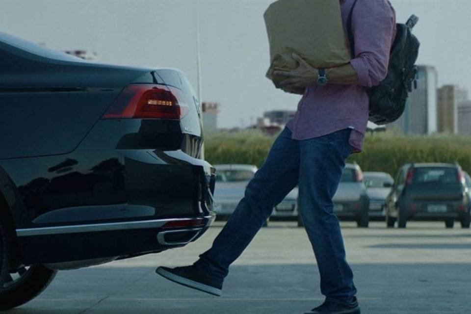 Filme da Volkswagen que mostra que a melhor forma de abrir uma porta é com os pés (Reprodução)