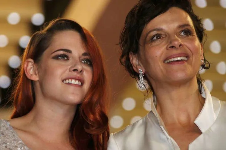 Atrizes Juliette Binoche e Kristen Stewart posam no tapete vermelho durante a exibição do filme "Clouds of Sils Maria", de Olivier Assayas, em Cannes (Eric Gaillard/Reuters)