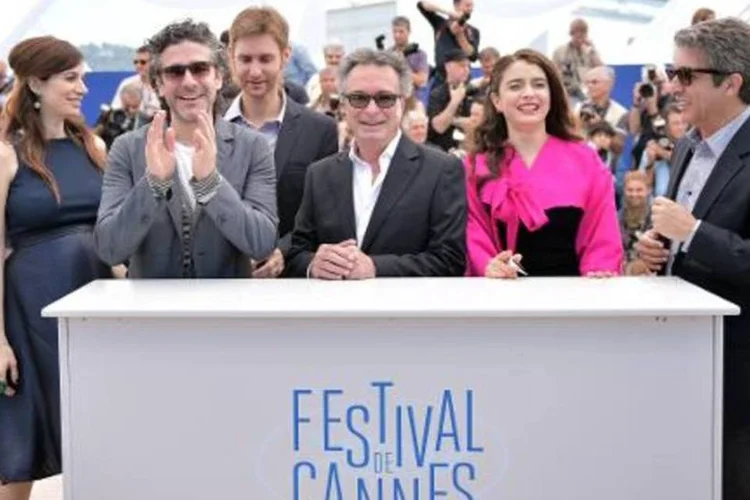 Elenco do filme argentino "Relatos Salvajes" é visto na Croisette em 17 de maio de 2014 (Bertrand Langlois/AFP)