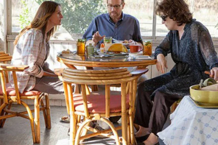 Cena do filme Álbum de Família: os Weston estão diante de um dilema que, finalmente, os une, e traz à tona suas diferenças e ódio mútuo acumulado por décadas (Reprodução)