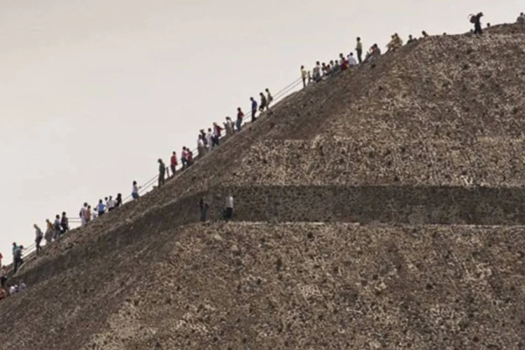 
	Turistas visitam a Pir&acirc;mide do Sol: os astecas consideravam que a cada 52 anos o Sol corria o risco de desaparecer e faziam sacrif&iacute;cios humanos para garantir seu renascimento
 (Emmanuel Lattes/AFP)