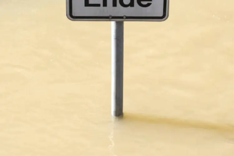 Placa de trânsito com a palavra "fim" é vista em meio a enchente na cidade de Passau, cerca de 200 km a nordeste de Munique, na Alemanha (REUTERS / Michaela Rehle)