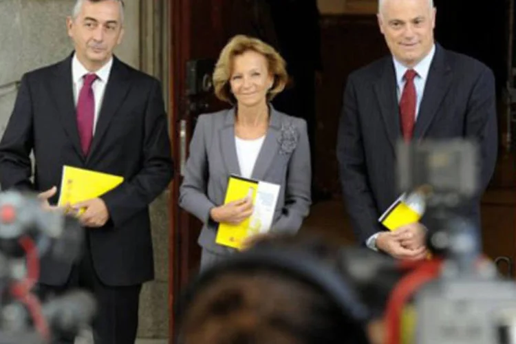 A ministra das Finanças da Espanha, Elena Salgado, ao lado do secretário de Estado para a Economia, Jose Manuel Campa, e para as Finanças, Carlos Ocana Perez, na apresentação ao Parlamento do orçamento (Dominique Faget/AFP)