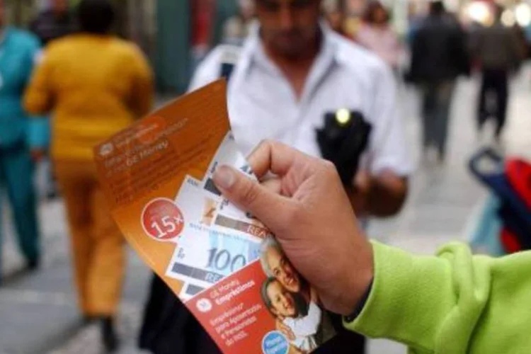 Com mais dinheiro no bolso, os consumidores quitam os empréstimos (.)