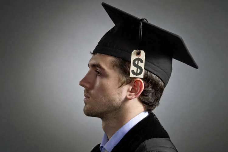 
	Estudante: Internauta est&aacute; pagando o curso superior com o cr&eacute;dito estudantil e pergunta como informar a d&iacute;vida &agrave; Receita
 (Burlingham/Thinkstock)