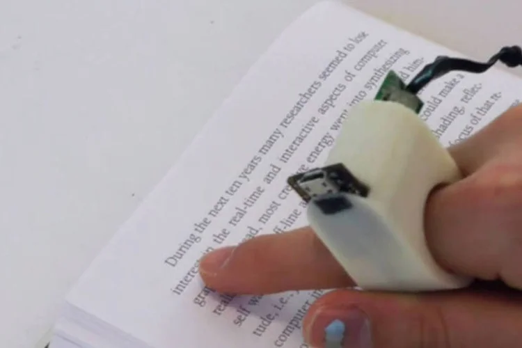 Imagem do FingerReader em funcionamento (Divulgação/MIT)