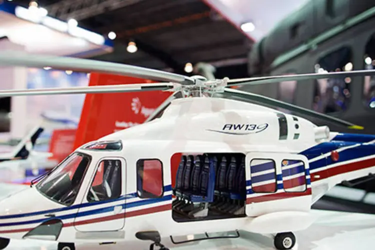 Modelo de helicóptero da Finmeccanica é exposto em feira (Brent Lewin/Bloomberg)