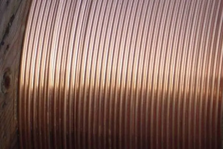 
	Cobre: na LME, o cobre para tr&ecirc;s meses subia 0,35%, para US$ 4.460 por tonelada, depois de fechar na m&aacute;xima em duas semanas na sexta-feira
 (Giovanni DallOrto/Wikimedia Commons)