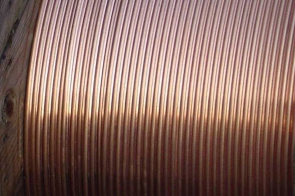 Cobre opera em queda, com preocupação com indústria da China