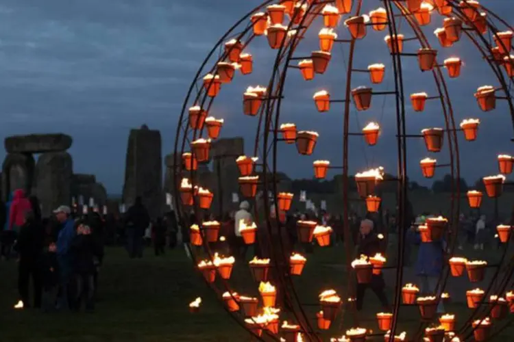 Espetáculo Fire Garden, no Stonehenge, na Inglaterra: Cerca de 2 mil pessoas visitaram o monumento nesta terça-feira (Getty Images)