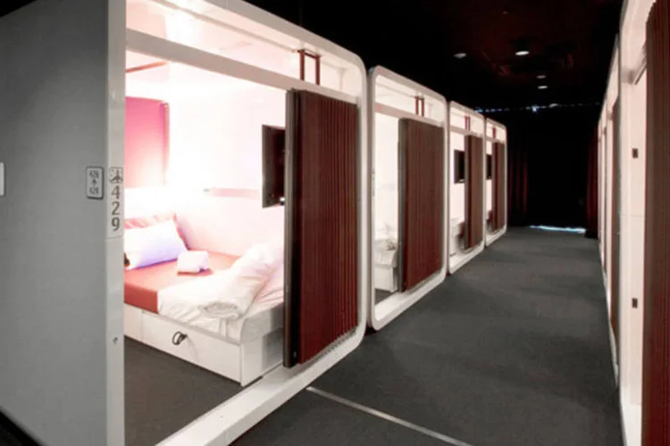 
	Quartos compactos do hotel &quot;First Cabin&quot;: a rede oferece quartos&nbsp;&quot;first class&quot;, de 4,2 metros quadrados, e&nbsp;&quot;business class&quot;, de 2,5 metros quadrados
 (Divulgação)
