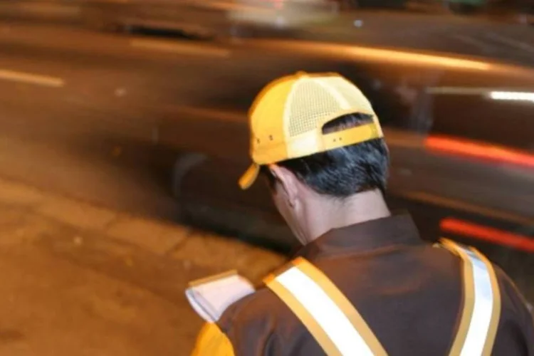 Fiscal da CET orienta motoristas em São Paulo (Cláudio Teixeira)
