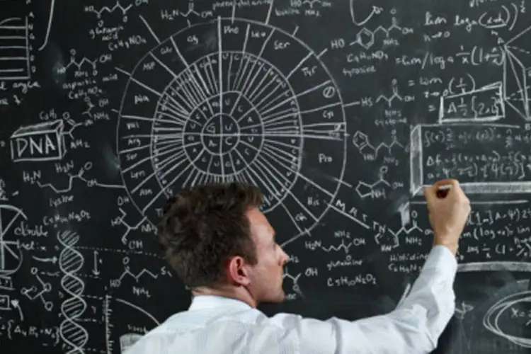 Professores de física ensinam conceitos fundamentais de física em escolas secundárias, faculdades ou universidades (Getty Images)