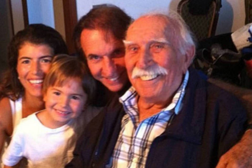 
	O ex-piloto Emerson Fittipaldi faz homenagem ao pai, Wilson Fittipaldi, pelo Instagram: &quot;Muita saudades meu pai querido! Obrigado por tudo que vc fez para a nossa familia!&quot;, escreveu
 (Reprodução/Instagram)
