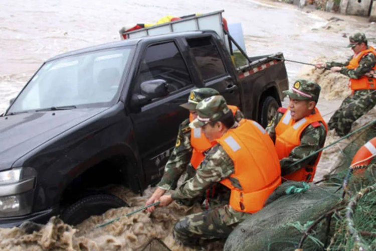 Estragos do tufão Fitow: na cidade de Wenzhou, em Zhejiang, a tempestade destruiu mais de 1.700 casas e mais de 46.800 hectares de terra plantada (Reuters)