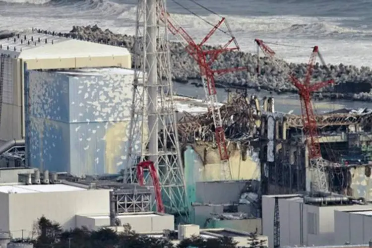 Mais de dois anos depois do acidente, água radiativa continua vazando da usina para o mar, o que cria uma situação de emergência para Tepco (Yomiuri Shimbun/Reuters)