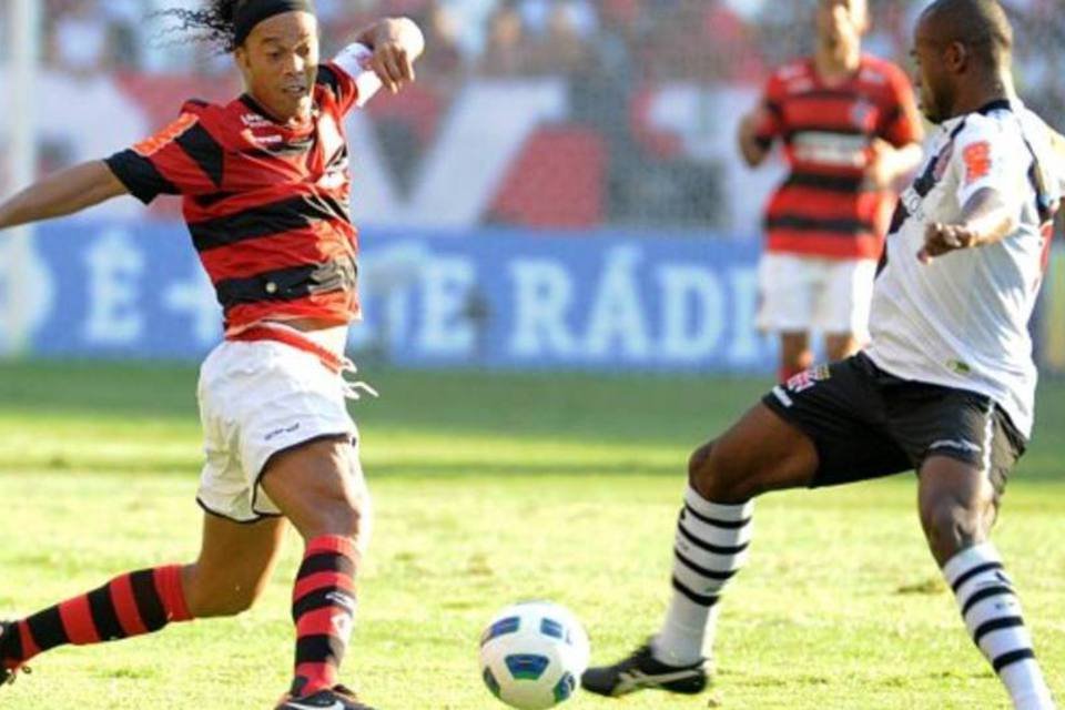 Ronaldinho e a camisa do Flamengo sem anunciante: os patrocinadores sumiram (Alexandre Vidal/Fla Imagem/Divulgação)