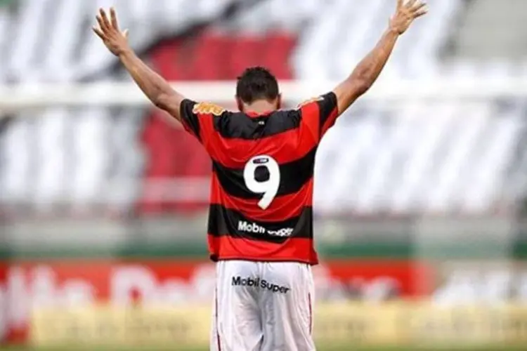 
	Jogador do Flamengo: pela promo&ccedil;&atilde;o, torcedor que conseguir incluir mais s&oacute;cios-torcedores at&eacute; 10 de mar&ccedil;o ganhar&aacute; um carro 0km da Peugeot, patrocinadora do clube
 (Facebook/Reprodução)