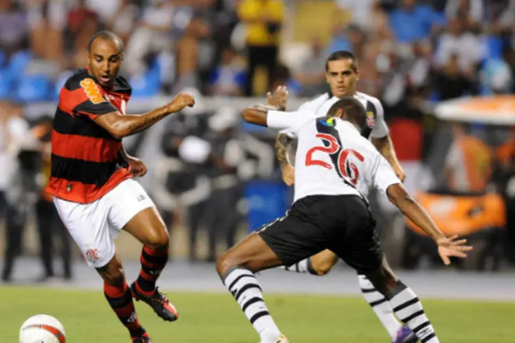 Jogador Deivid durante o jogo FlamengoxVasco: veículos de esporte internacionais também ficaram admirados com a bola fora (Divulgação)