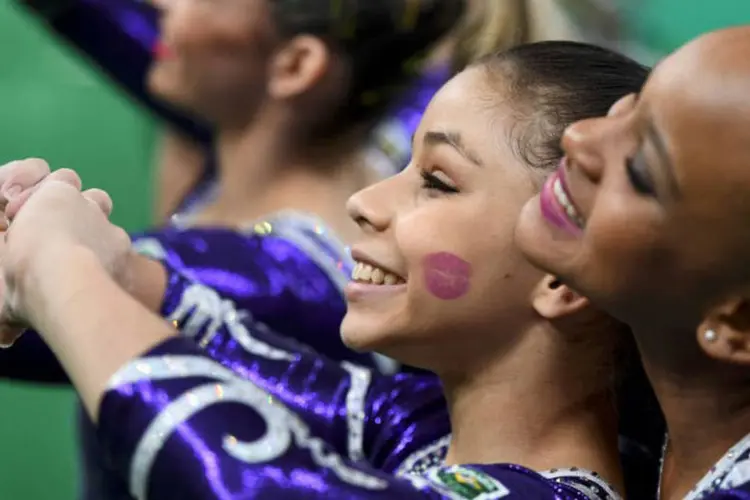 
	Flavia Saraiva e Rebeca Andrade: a atual campe&atilde; ol&iacute;mpica do individual geral, a americana Gabby Douglas, estar fora da final
 (Dylan Martinez/Reuters)