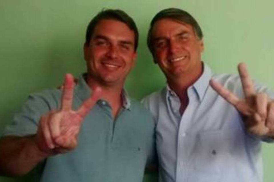 Filho de Bolsonaro reage a assalto e irmãos aproveitam