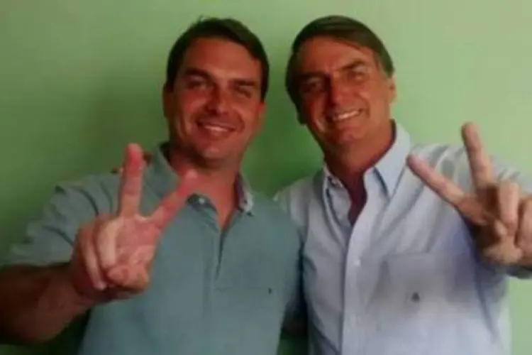 Flávio Bolsonaro (E) e Jair Bolsonaro: de acordo com informações do jornal O Dia, os bandidos não dispararam contra o veículo do deputado estadual (Facebook/Reprodução)