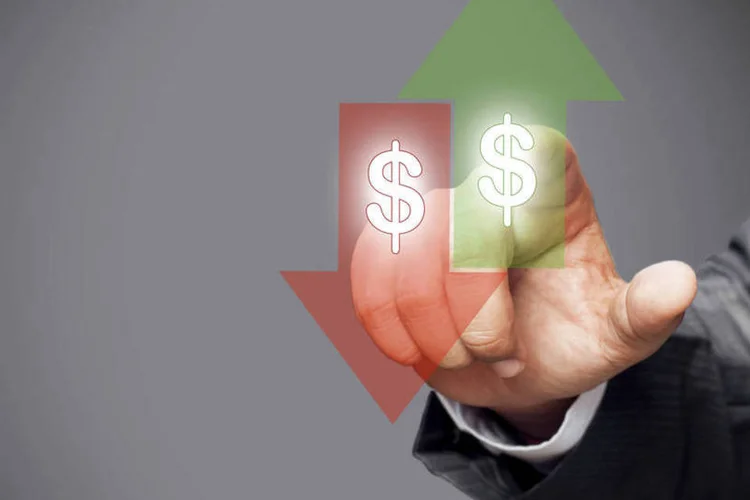 
	Flechas para cima e para baixo: No banco com taxa mais alta, juros pagos pelo uso do cheque especial chegam a ser 100% maiores do que no banco com menor taxa
 (ThinkStock/triloks)