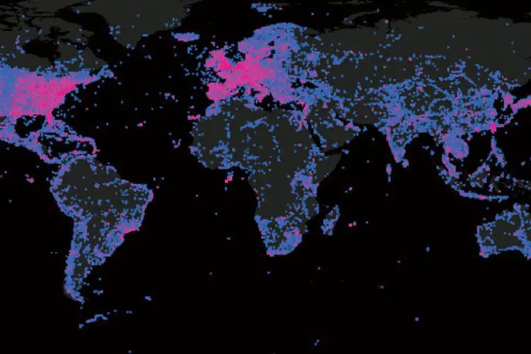 Mapa mostra de onde vêm as imagens publicadas no Flickr: maioria das 6 bilhões de imagens publicadas no site tem sua origem em regiões ricas e sem problemas de acesso à internet (Reprodução/Exame.com)