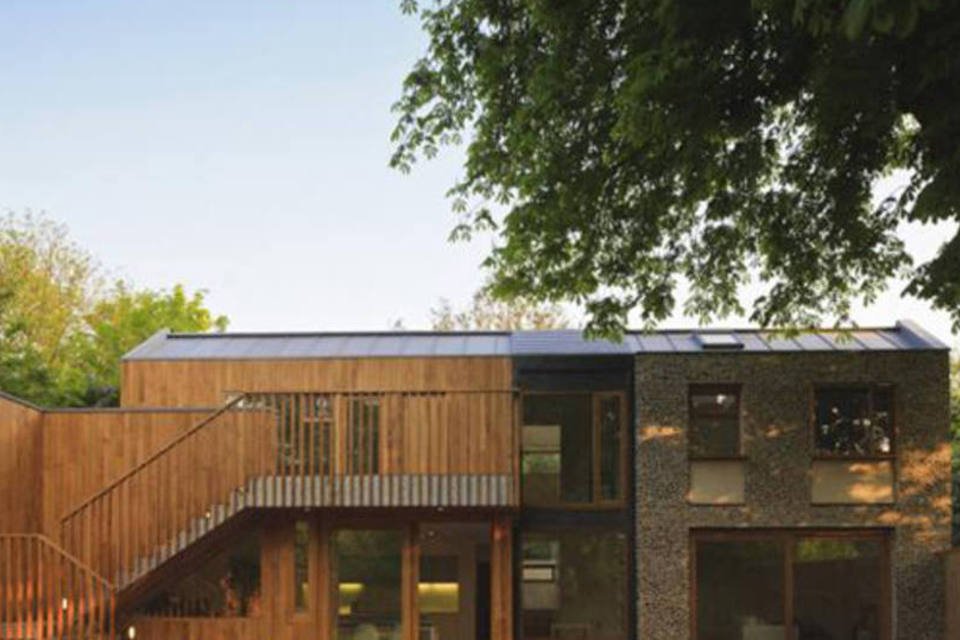 Arquitetos constroem casa sustentável na Inglaterra