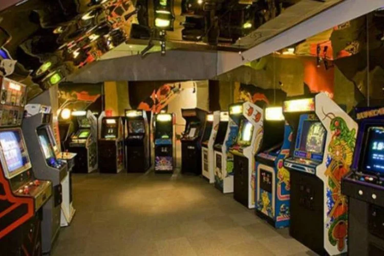 Visitantes poderão jogar em aparelhos antigos como Fliperamas e Atari, bem como também utilizar os mais recentes consoles no mercado  (Reprodução)