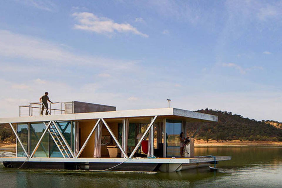 Casa flutuante é opção para quem quer viver em uma lagoa