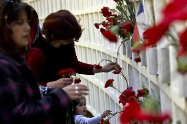 Flores são depositadas no túmulo de vítimas do golpe de estado chileno (Martín Bernetti/AFP)