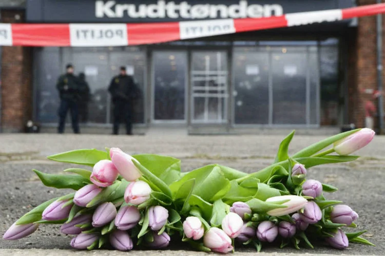 Flores em Copenhague: ataques deixaram dois mortos e cinco policiais feridos (Soren Bidstrup/Scanpix Denmark/Reuters)