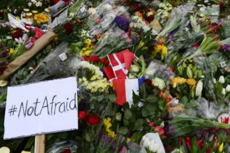 Flores e mensagens colocadas diante de centro cultural onde uma pessoa morreu durante ataque na Dinamarca (Soeren Bidstru/AFP)