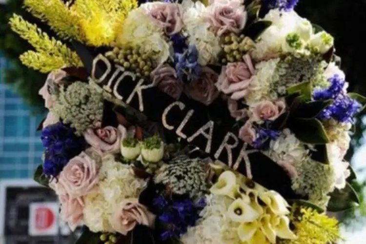 Flores são deixadas no lugar de Dick Clark na Calçada da Fama em Hollywood (Kevork Djansezian/AFP)