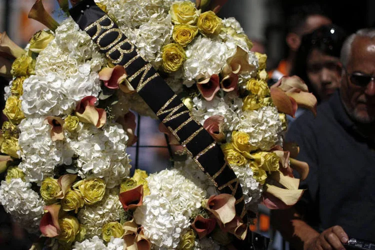 
	Flores deixadas em homenagem a Robin Williams em sua estrela na cal&ccedil;ada da fama de Hollywood
 (Lucy Nicholson/Reuters)