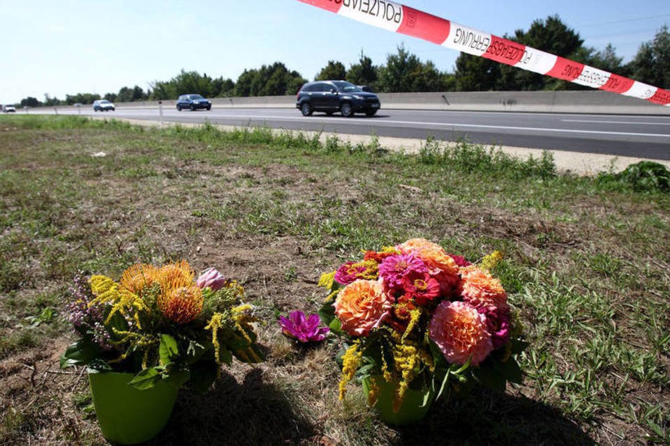 Mais de 70 imigrantes mortos são retirados de caminhão