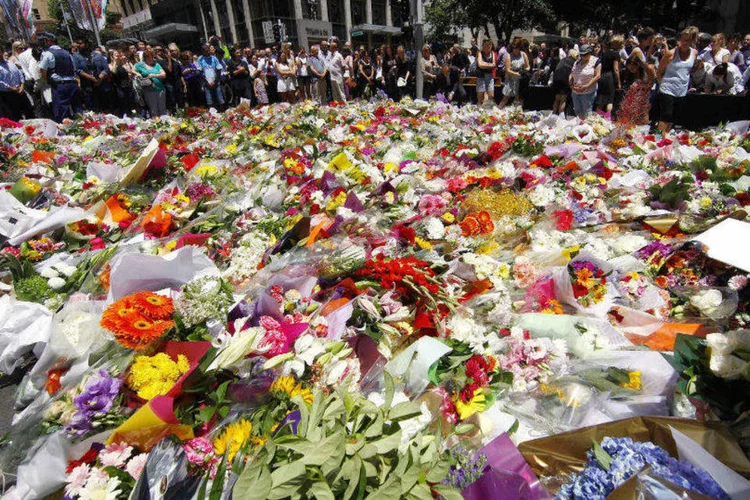 Flores perto do café de Sydney, Austrália, onde ocorreu o sequestro (David Gray/Reuteres)