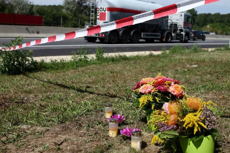 Flores em local onde caminhão foi achado: polícia austríaca havia dito antes que o veículo não possuía ventilação (Heinz-Peter Bader/Reuters)