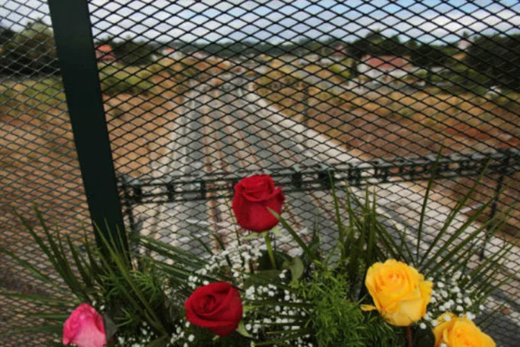 
	Flores em homenagem &agrave;s v&iacute;timas do acidente:&nbsp;ap&oacute;s a cerim&ocirc;nia religiosa, o pr&iacute;ncipe Felipe de Bourbon, sua esposa, e sua irm&atilde; se dirigiram aos familiares das v&iacute;timas, a quem deram as m&atilde;os, abra&ccedil;aram e beijaram pronunciando palavras de consolo.
 (REUTERS/Miguel Vidal)
