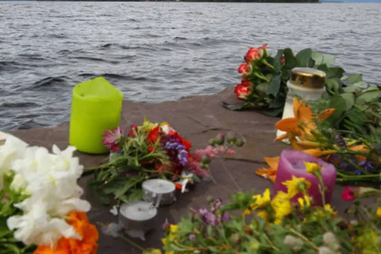 Flores deixadas em perto da ilha de Utoya, em  homenagem aos mortos nos atentados na Noruega (Getty Images)