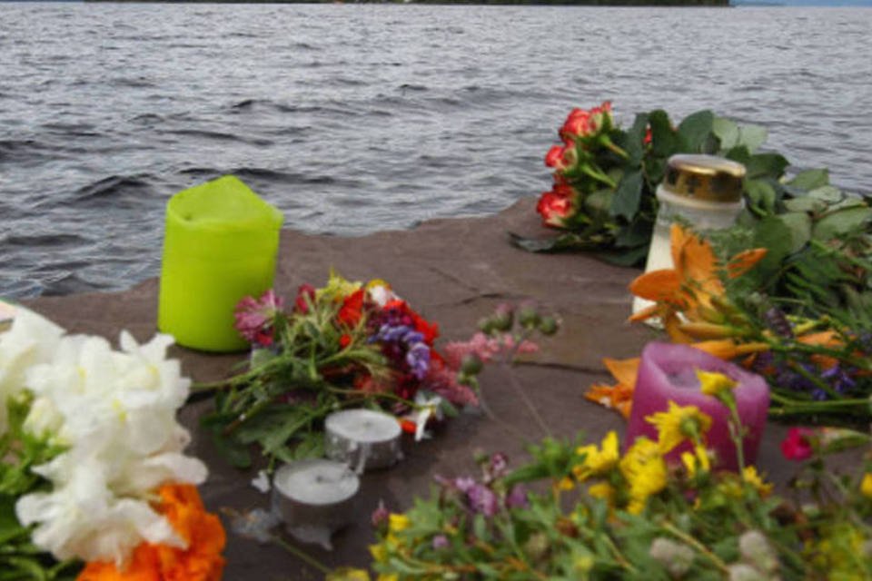 Vítimas de massacre da Noruega pedem que local vire museu