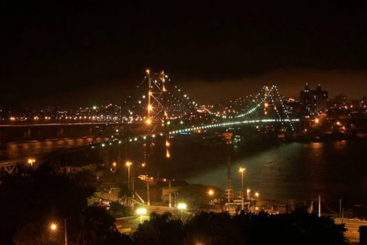
	Florian&oacute;polis: sindicato protesta contra poss&iacute;veis demiss&otilde;es de funcion&aacute;rios
 (Wikimedia Commons)