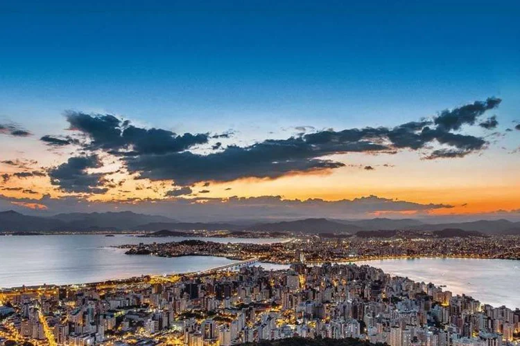 
	Vista a&eacute;rea de Florian&oacute;polis: os destro&ccedil;os do avi&atilde;o foram localizados pelo Corpo de Bombeiros
 (Michel Teo Sin/EXAME/Site Exame)
