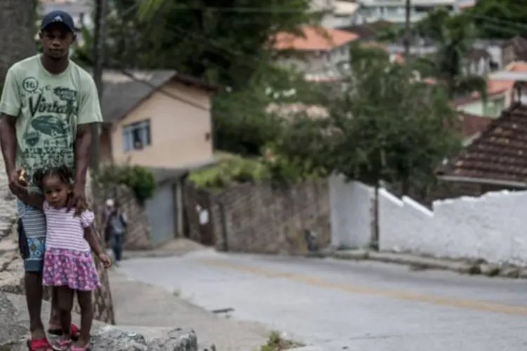 Em fevereiro, moradores de Florianópolis tiveram de subir e descer o morro a pé após suspensão do serviço de transporte público nos morros da cidade (Marcelo Camarago/ABr)