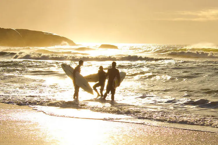 
	Surfistas: o turismo resultante da pr&aacute;tica do surfe movimenta em torno de US$ 7 bilh&otilde;es por ano em todo o planeta
 (Flickr/Tiago Vidal Dutra)