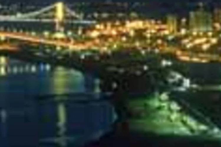 Florianópolis à noite, com a ponte Hercílio Luz ao fundo: distribuidoras de energia tiveram desempenho recorde em 2005 (--- [])