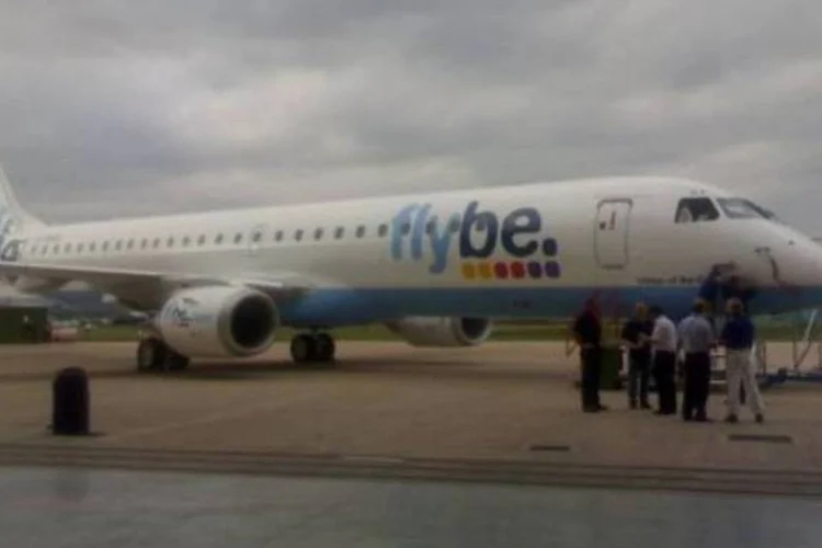 Avião da Flybe, estacionado em aeroporto do Reino Unido (.)