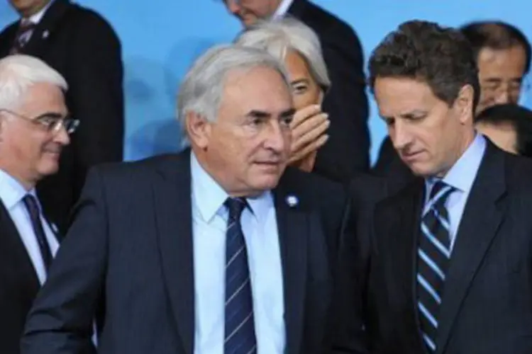 Diretor-gerente do FMI, Dominique Strauss-Kahn (esq.), conversa com o secretário do Tesouro americano, Timothy Geithner: FMI recomenda que EUA reduza déficit (Mandel Ngan/AFP)